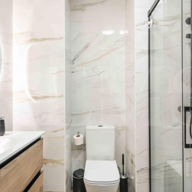 Bright Málaga Getaway with Patio by REMS - Apartamento de 2 dormitorios - 24