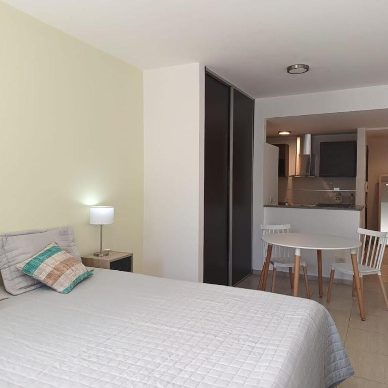 Monoambiente con balcón en Adrogué Adrogué - One-Bedroom Apartment - 1