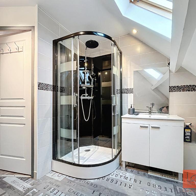 La Canopée - Five-Bedroom House - 24