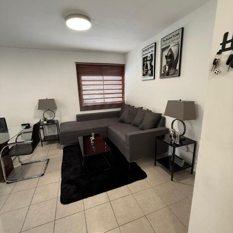 House near the airport and industrial parks - Three-Bedroom Apartment - 1