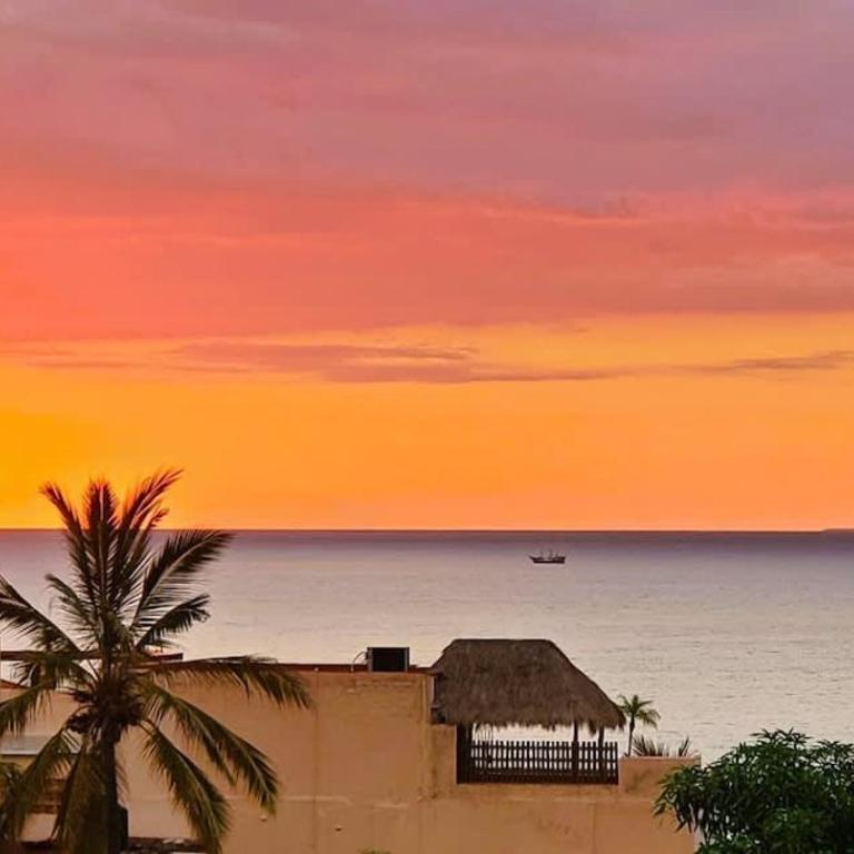Las Brisas Central 3BR Ocean View Retreat with Heated Pool - Apartamento de 3 dormitorios con balcón - 4