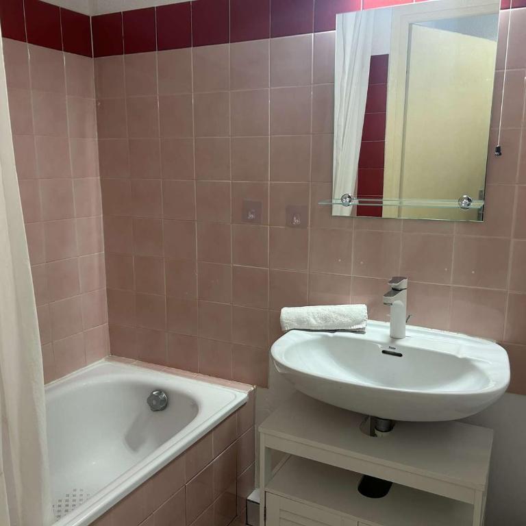Studio cabine à 200m de Port Fréjus, plage, commerces, terrasse, 4 couchages, ménage inclus - FR-1-226A-31 - Appartamento (4 Adulti) - 16