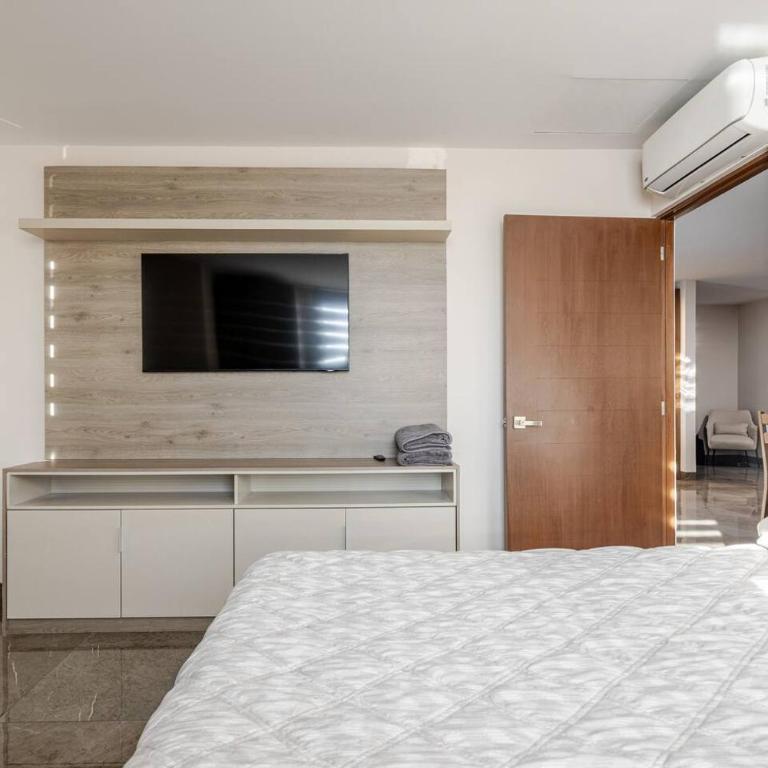 Cintermex, Parque Fundidora, Paseo Santa Lucia - Three-Bedroom Apartment - 6