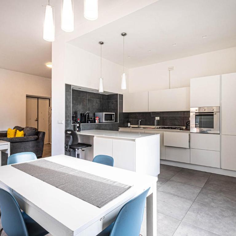 Large and bright, a stone's throw from Trastevere - Two-Bedroom Apartment - 8