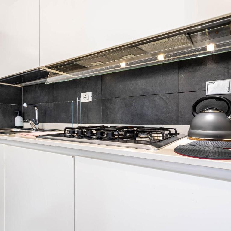 Large and bright, a stone's throw from Trastevere - Two-Bedroom Apartment - 12