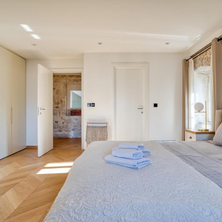 Luxury waterfront vila with Private Dock and Pool - Villa - 12