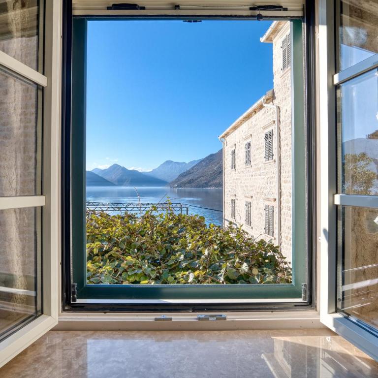 Luxury waterfront vila with Private Dock and Pool - Villa - 19