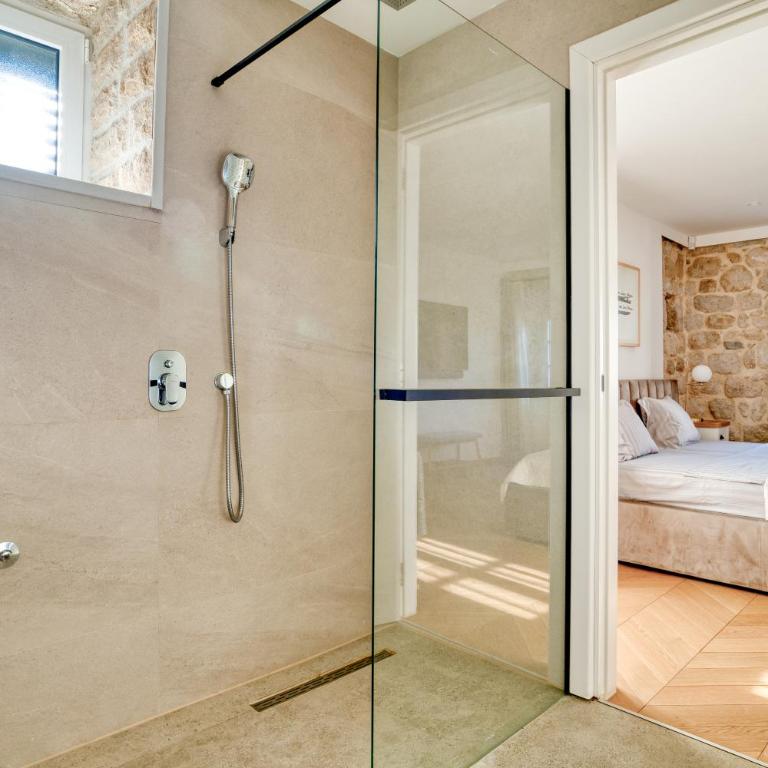 Luxury waterfront vila with Private Dock and Pool - Villa - 35