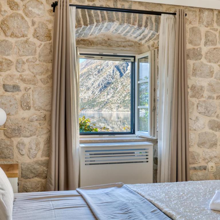 Luxury waterfront vila with Private Dock and Pool - Villa - 30
