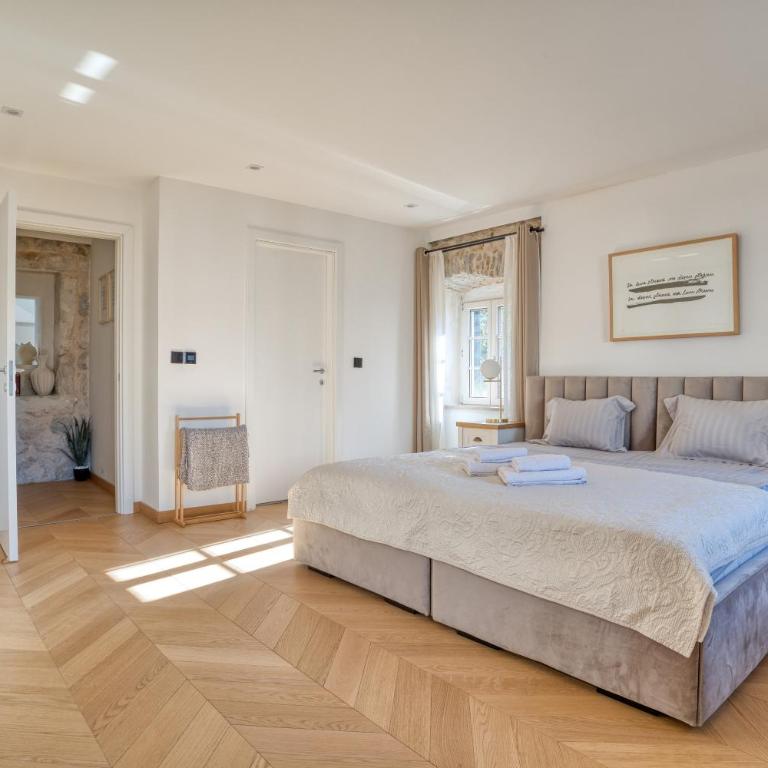 Luxury waterfront vila with Private Dock and Pool - Villa - 34