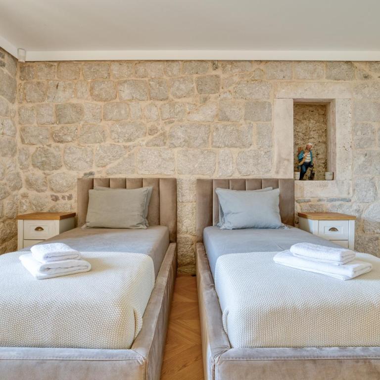 Luxury waterfront vila with Private Dock and Pool - Villa - 44