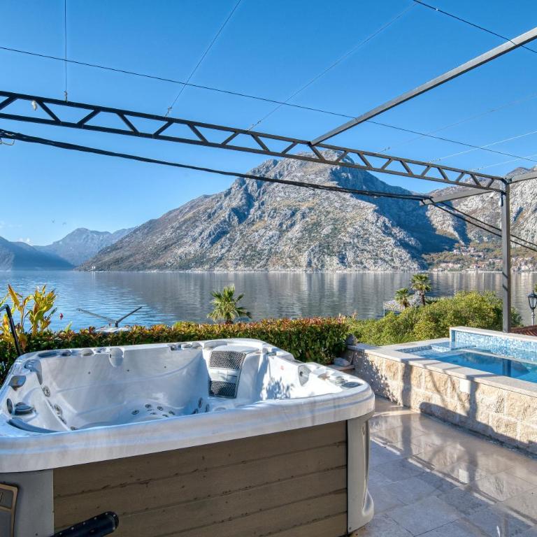 Luxury waterfront vila with Private Dock and Pool - Villa - 99