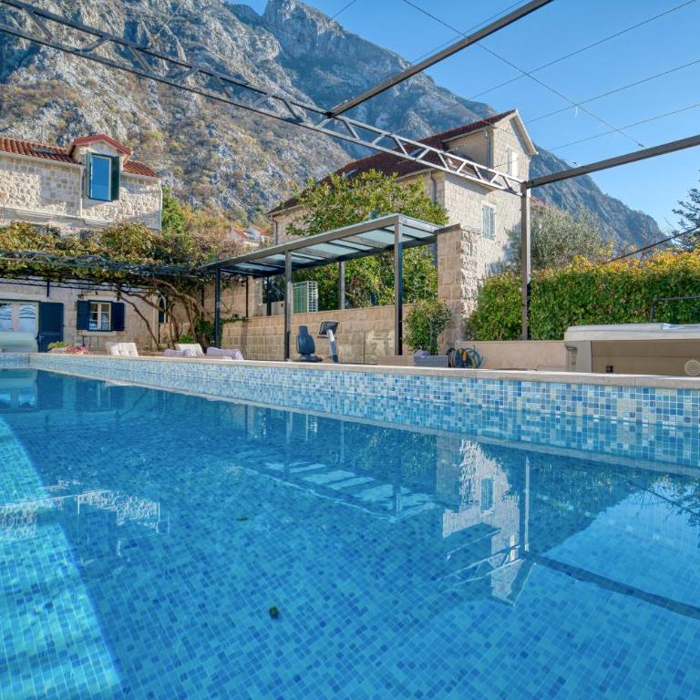 Luxury waterfront vila with Private Dock and Pool - Villa - 68