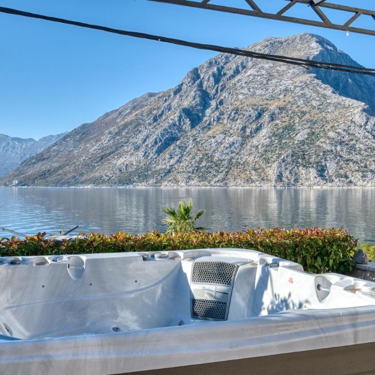 Luxury waterfront vila with Private Dock and Pool - Villa - 51