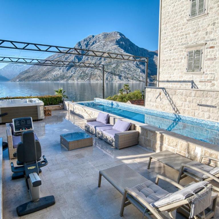 Luxury waterfront vila with Private Dock and Pool - Villa - 55