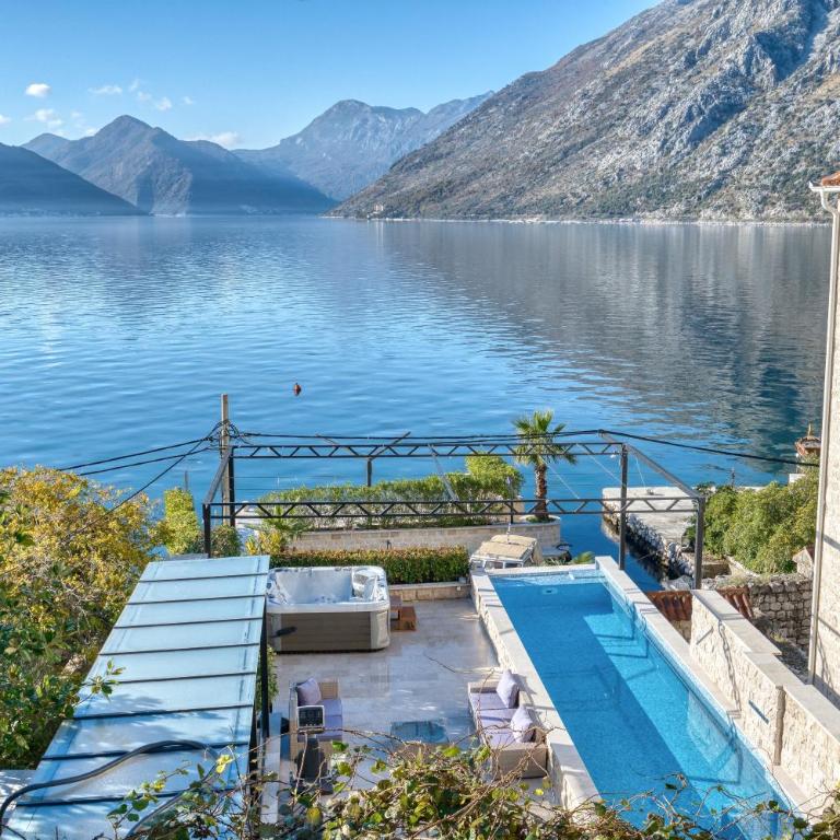 Luxury waterfront vila with Private Dock and Pool - Villa - 72