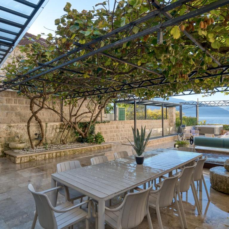 Luxury waterfront vila with Private Dock and Pool - Villa - 70