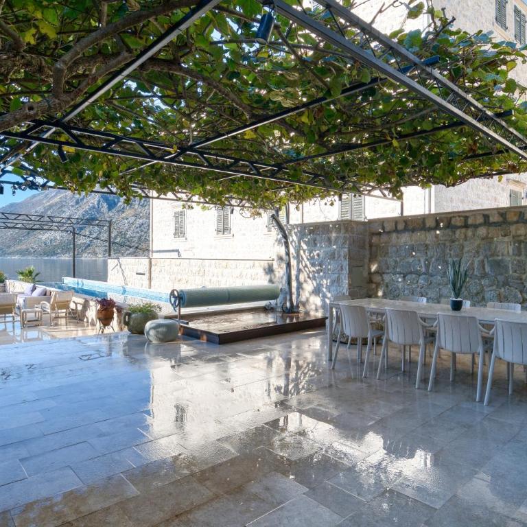 Luxury waterfront vila with Private Dock and Pool - Villa - 85