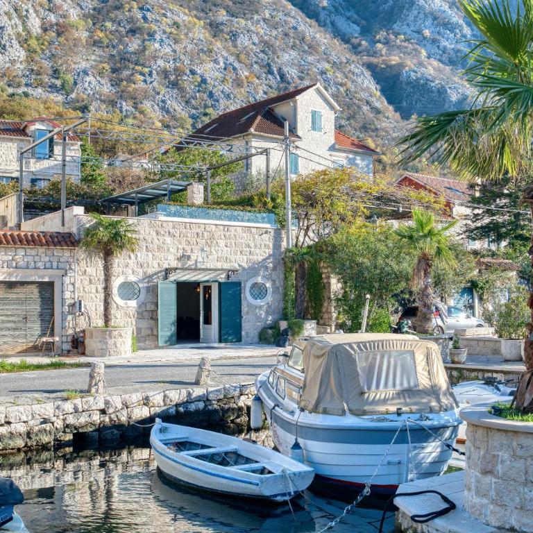 Luxury waterfront vila with Private Dock and Pool - Villa - 94