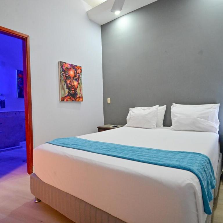 5 Bedroom Cartagena Walled City with Jacuzzi - Six-Bedroom House - 3