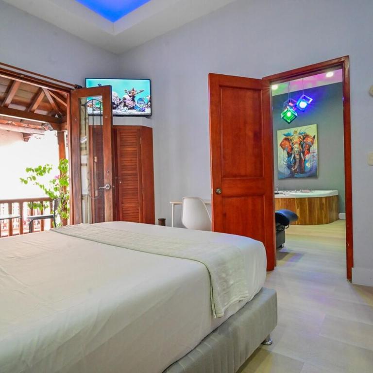 5 Bedroom Cartagena Walled City with Jacuzzi - Six-Bedroom House - 10