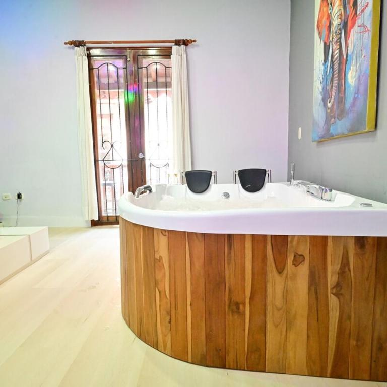 5 Bedroom Cartagena Walled City with Jacuzzi - Six-Bedroom House - 12