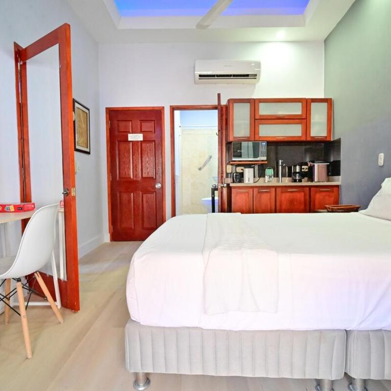 5 Bedroom Cartagena Walled City with Jacuzzi - Six-Bedroom House - 13