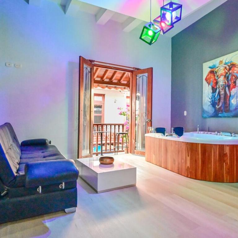 5 Bedroom Cartagena Walled City with Jacuzzi - Six-Bedroom House - 23