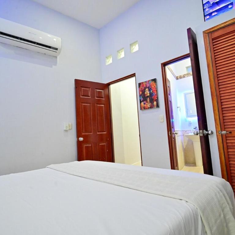 5 Bedroom Cartagena Walled City with Jacuzzi - Six-Bedroom House - 24