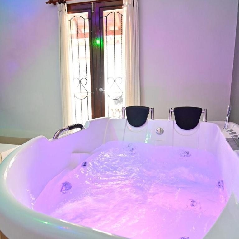 5 Bedroom Cartagena Walled City with Jacuzzi - Six-Bedroom House - 54