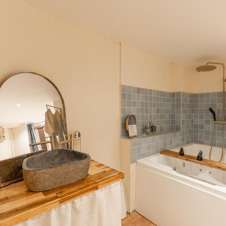 Le Slow Life - Suite avec Spa privatif - Suite Deluxe avec Baignoire Spa - 11