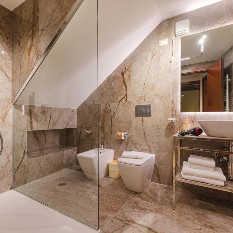 Venice Royal Residence - 5 min from Train Station & Private Parking - Three-Bedroom Deluxe Apartment - 3