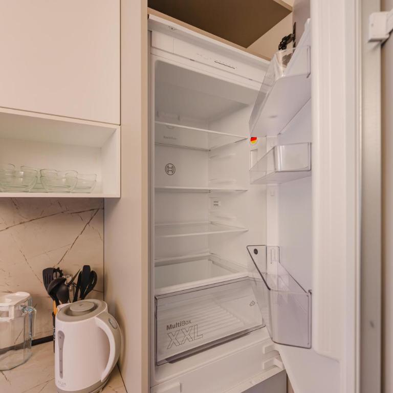 Venice Royal Residence - 5 min from Train Station & Private Parking - Three-Bedroom Deluxe Apartment - 22