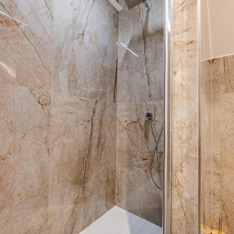 Venice Royal Residence - 5 min from Train Station & Private Parking - Three-Bedroom Deluxe Apartment - 31