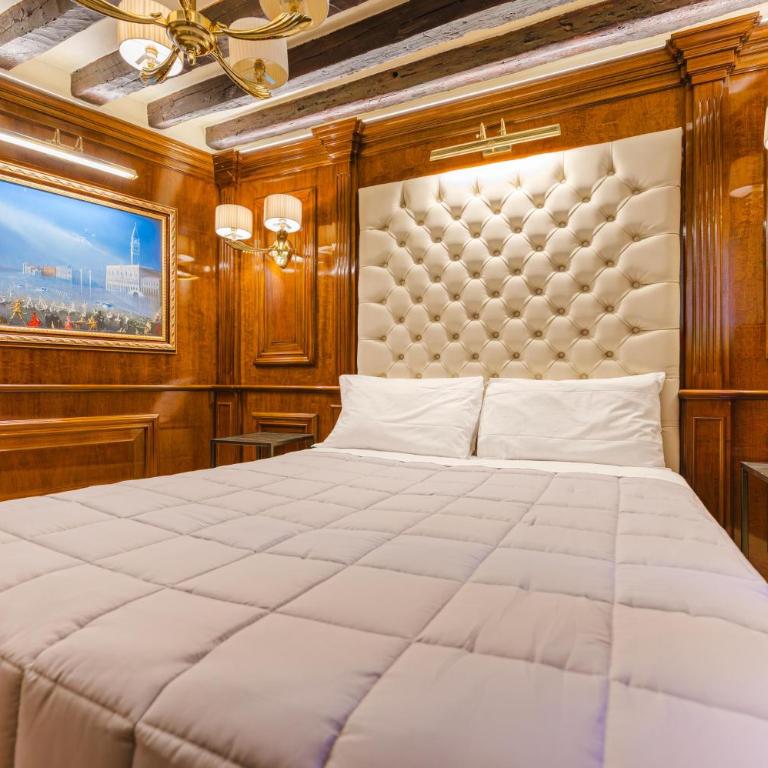 Venice Royal Residence - 5 min from Train Station & Private Parking - Three-Bedroom Deluxe Apartment - 4