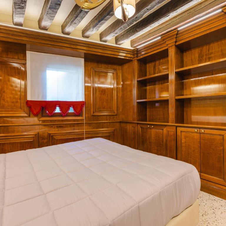 Venice Royal Residence - 5 min from Train Station & Private Parking - Three-Bedroom Deluxe Apartment - 32