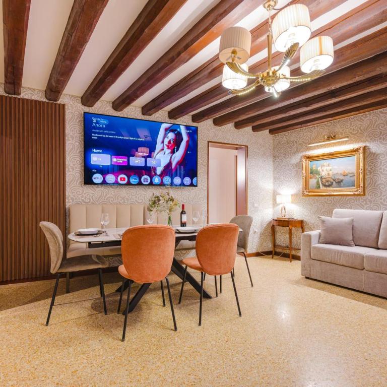 Venice Royal Residence - 5 min from Train Station & Private Parking - Three-Bedroom Deluxe Apartment - 1