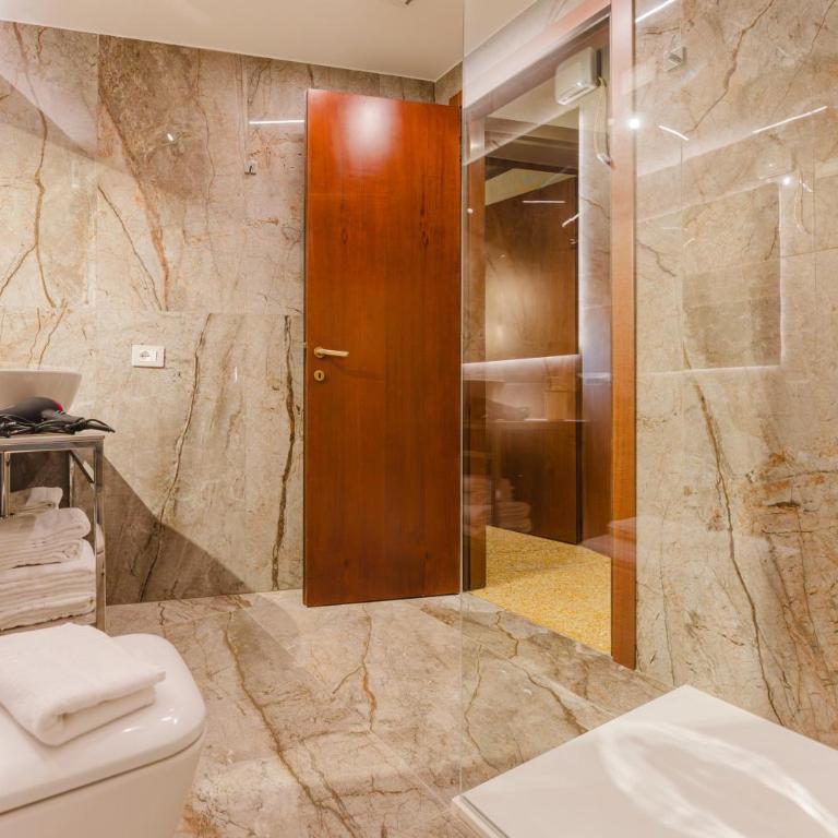 Venice Royal Residence - 5 min from Train Station & Private Parking - Three-Bedroom Deluxe Apartment - 37