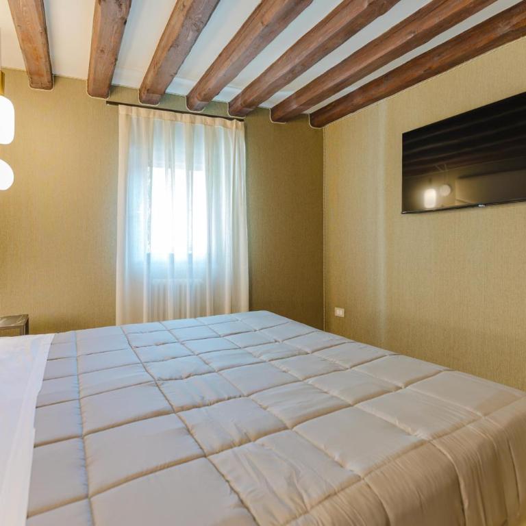 Venice Royal Residence - 5 min from Train Station & Private Parking - Three-Bedroom Deluxe Apartment - 40