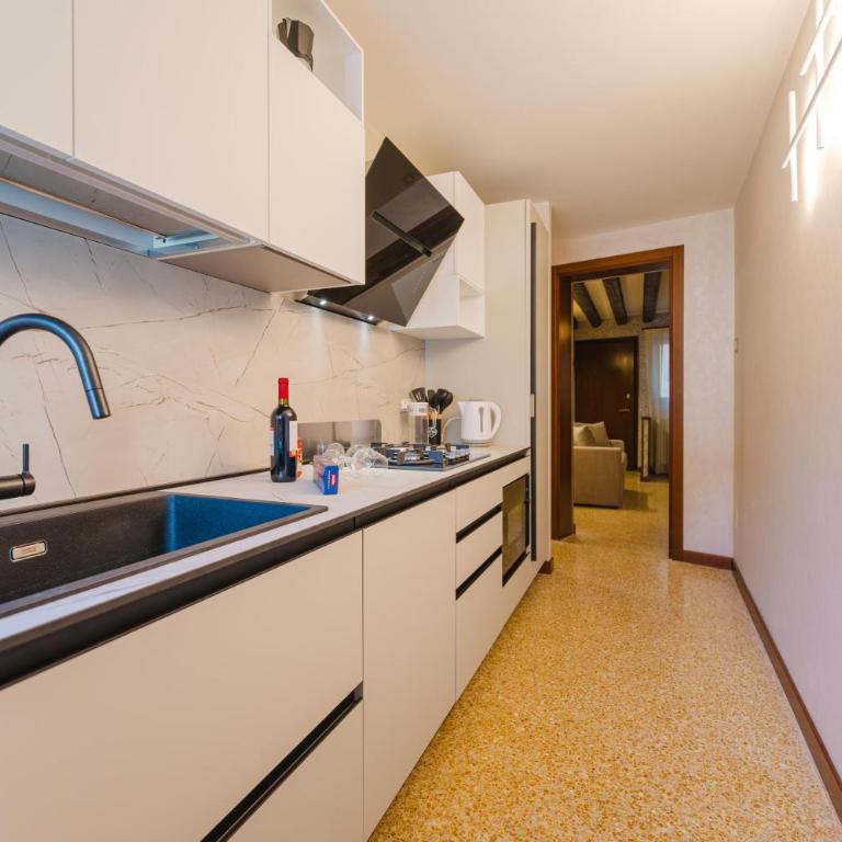 Venice Royal Residence - 5 min from Train Station & Private Parking - Three-Bedroom Deluxe Apartment - 26