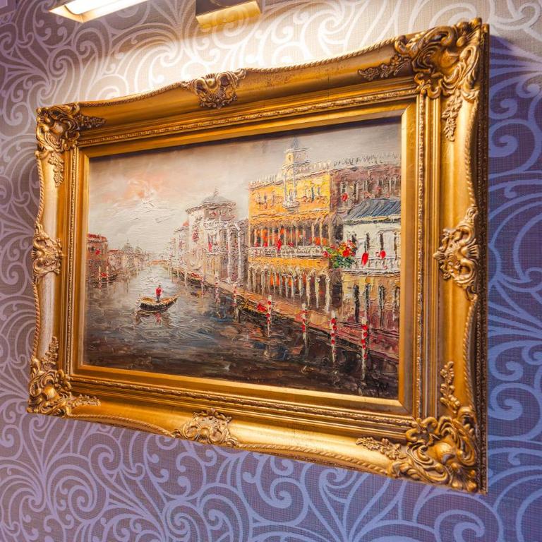Venice Royal Residence - 5 min from Train Station & Private Parking - Three-Bedroom Deluxe Apartment - 23