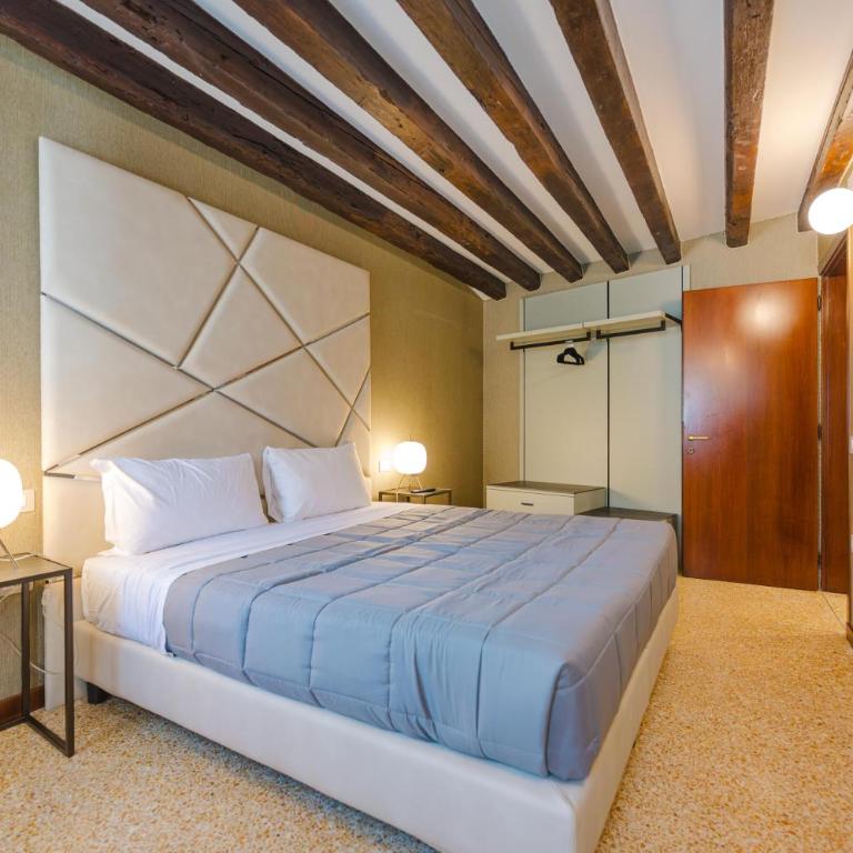 Venice Royal Residence - 5 min from Train Station & Private Parking - Three-Bedroom Deluxe Apartment - 10