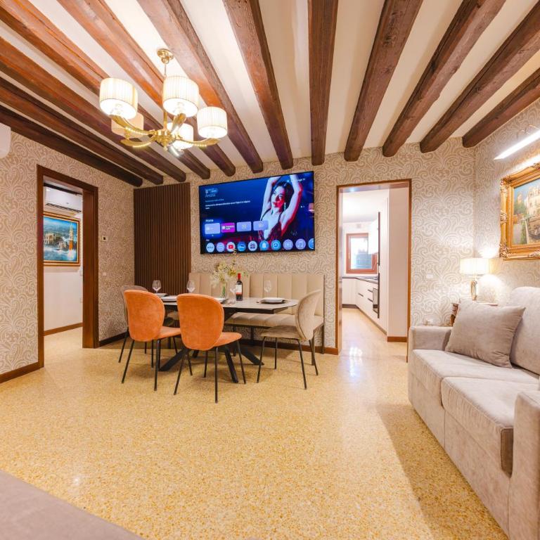Venice Royal Residence - 5 min from Train Station & Private Parking - Three-Bedroom Deluxe Apartment - 25
