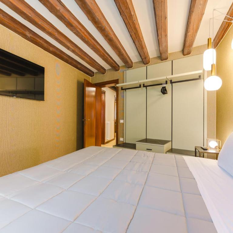 Venice Royal Residence - 5 min from Train Station & Private Parking - Three-Bedroom Deluxe Apartment - 41