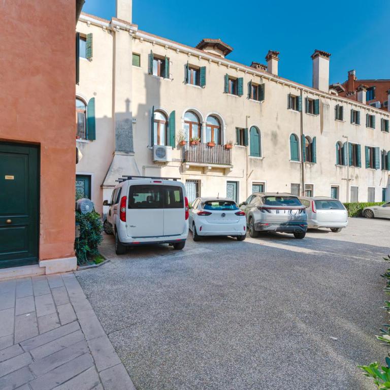 Venice Royal Residence - 5 min from Train Station & Private Parking - Three-Bedroom Deluxe Apartment - 20