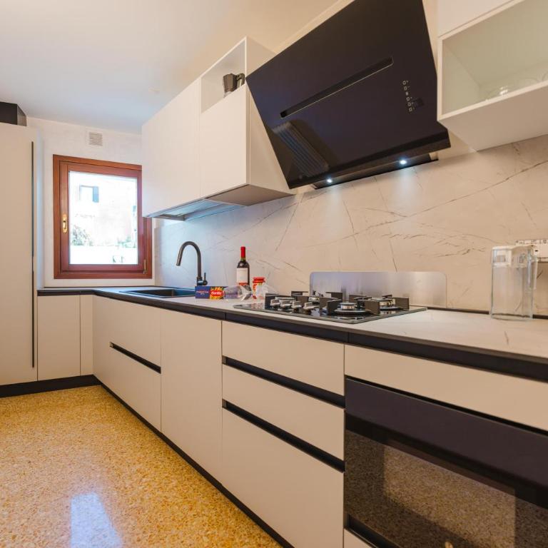 Venice Royal Residence - 5 min from Train Station & Private Parking - Three-Bedroom Deluxe Apartment - 16