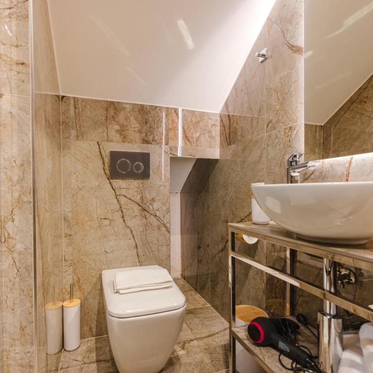 Venice Royal Residence - 5 min from Train Station & Private Parking - Three-Bedroom Deluxe Apartment - 42