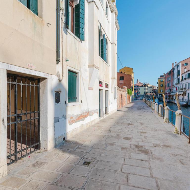Venice Royal Residence - 5 min from Train Station & Private Parking - Three-Bedroom Deluxe Apartment - 43