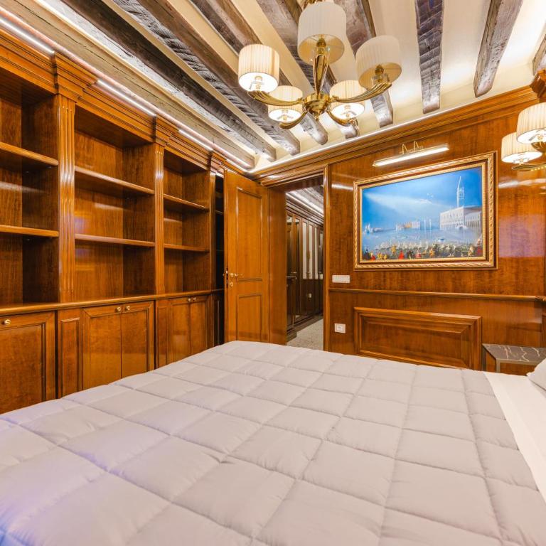 Venice Royal Residence - 5 min from Train Station & Private Parking - Three-Bedroom Deluxe Apartment - 29
