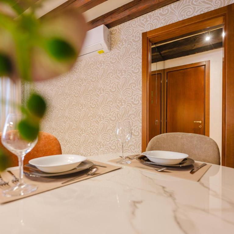 Venice Royal Residence - 5 min from Train Station & Private Parking - Three-Bedroom Deluxe Apartment - 44